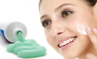 Cách trị mụn đầu đen bằng kem đánh răng